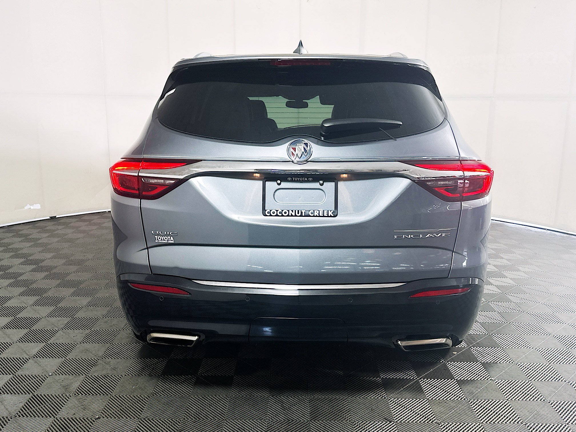 Used 2018 Buick Enclave Essence FWD image 4