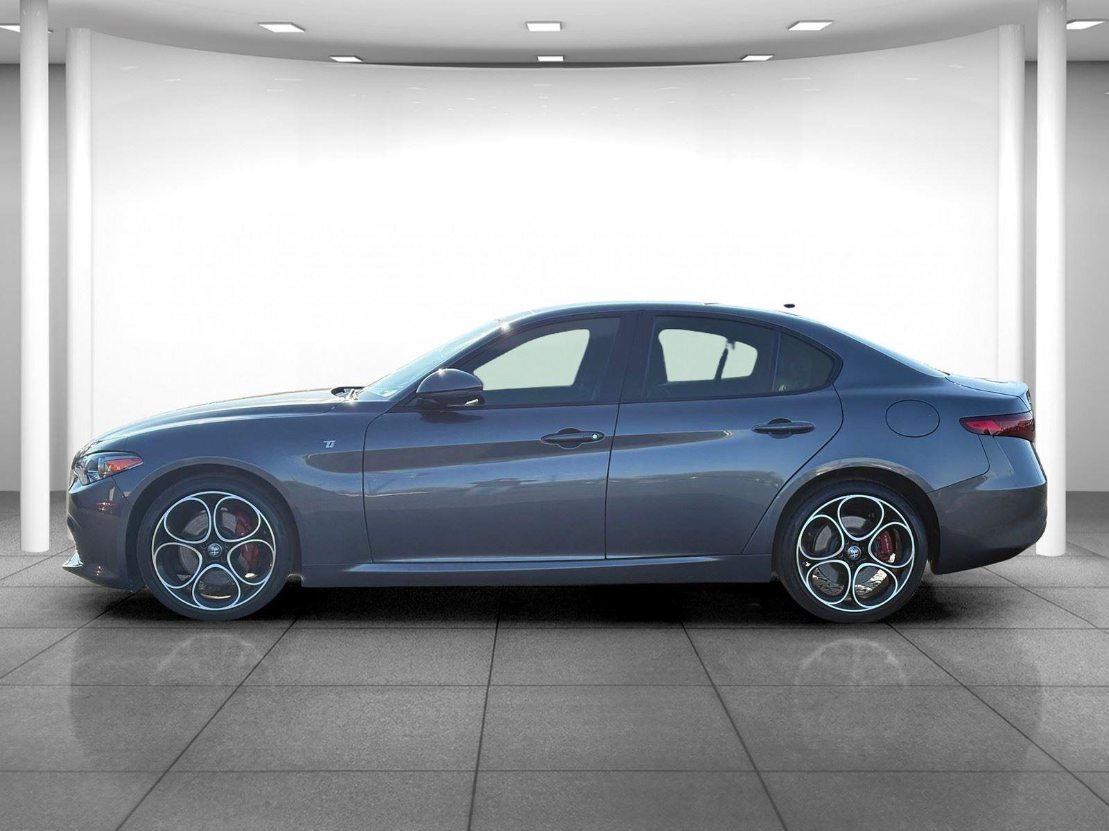 Used 2022 Alfa Romeo Giulia Ti image 4