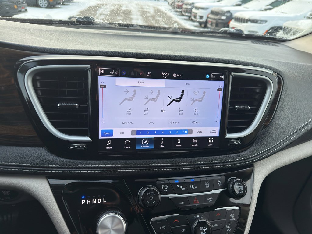 Used 2024 Chrysler Pacifica Limited image 17