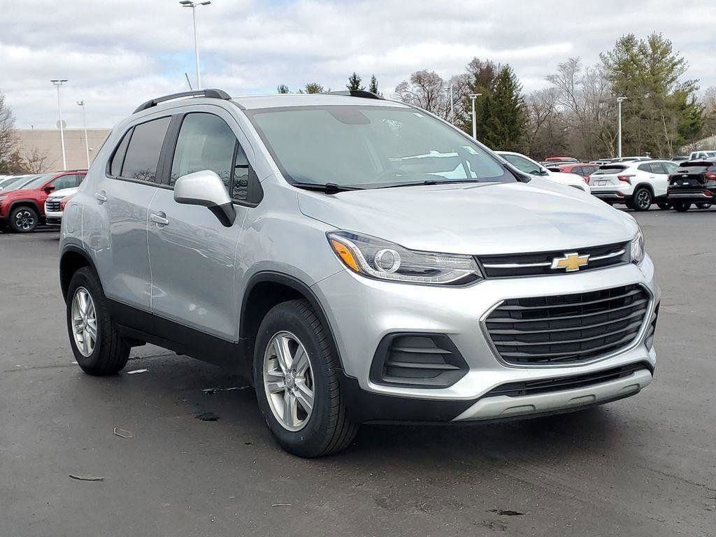 Used 2022 Chevrolet Trax LT w/ LT Convenience Package image 2