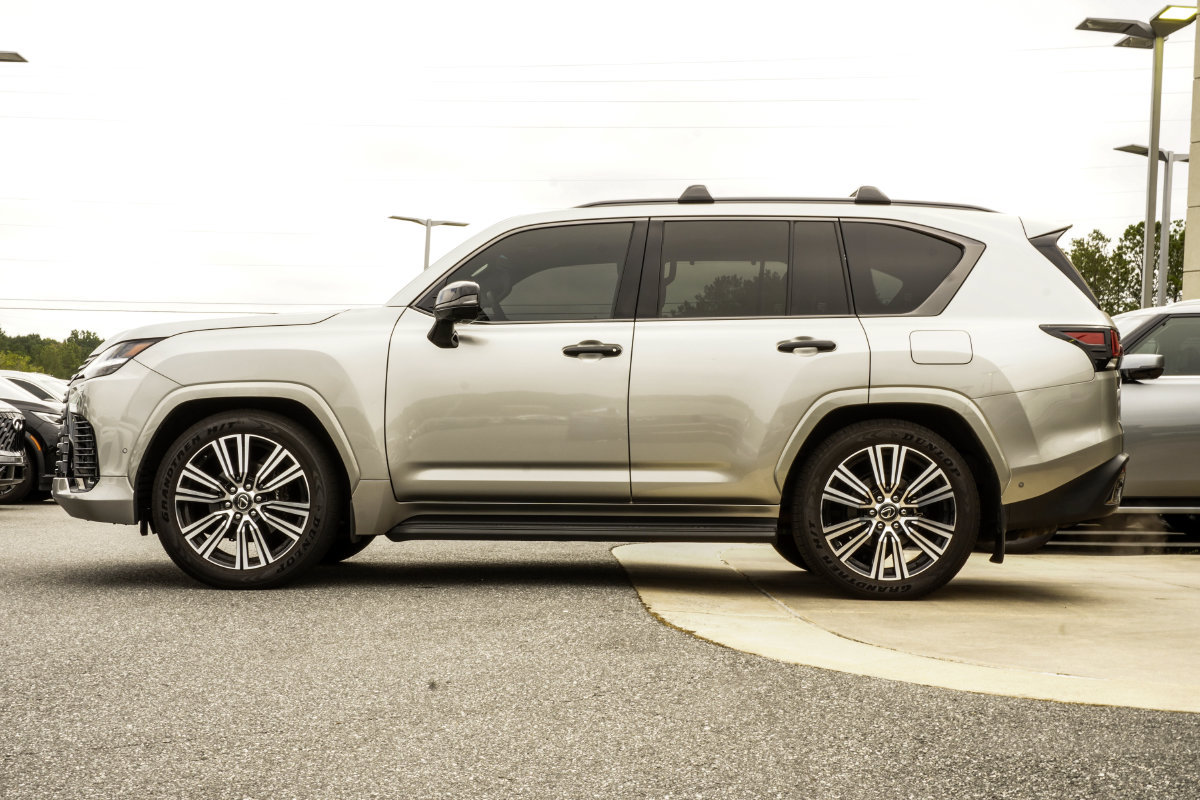Used 2025 Lexus LX 700h Luxury w/ Appearance Package AWD/4WD image 9