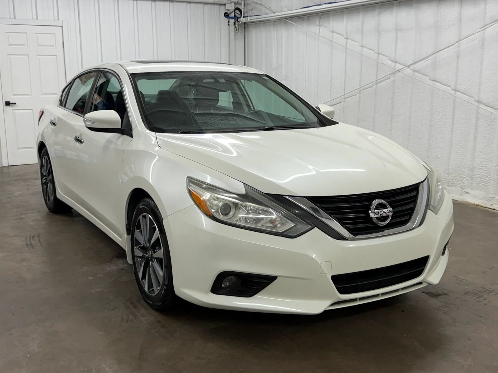 Used 2016 Nissan Altima 2.5 SV w/ Convenience Package FWD image 1