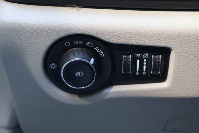 Used 2024 Chrysler Pacifica Touring-L FWD image 13