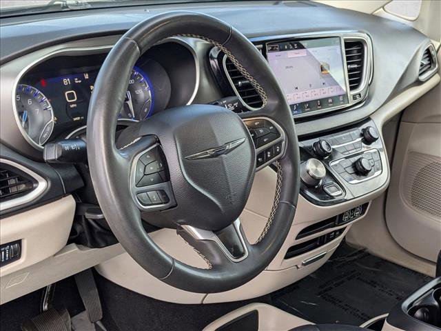 Used 2022 Chrysler Pacifica Touring-L image 10