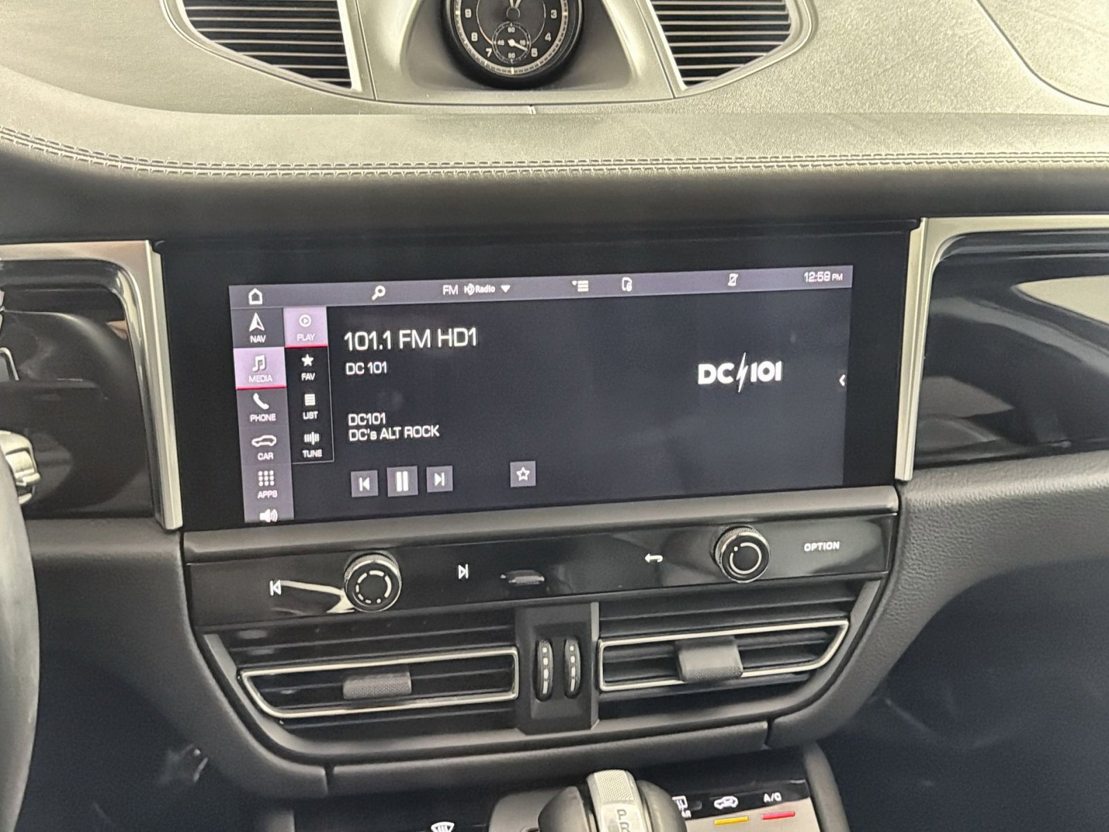 Used 2022 Porsche Macan w/ Premium Package Plus image 18