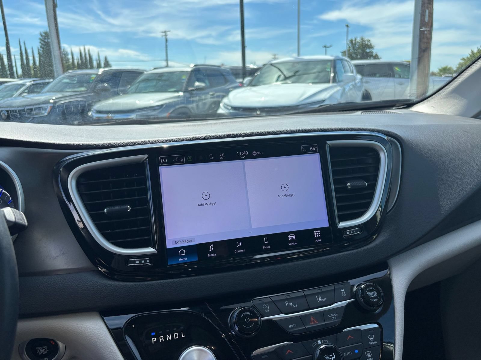 Used 2024 Chrysler Pacifica Touring-L FWD image 19
