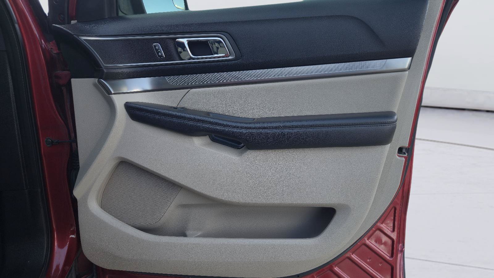 Used 2018 Ford Explorer XLT w/ Equipment Group 202A FWD image 23