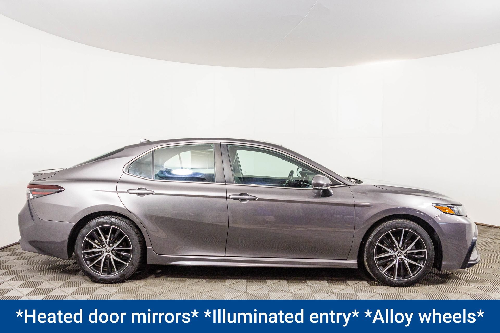 Used 2022 Toyota Camry SE w/ Cold Weather Package FWD image 13