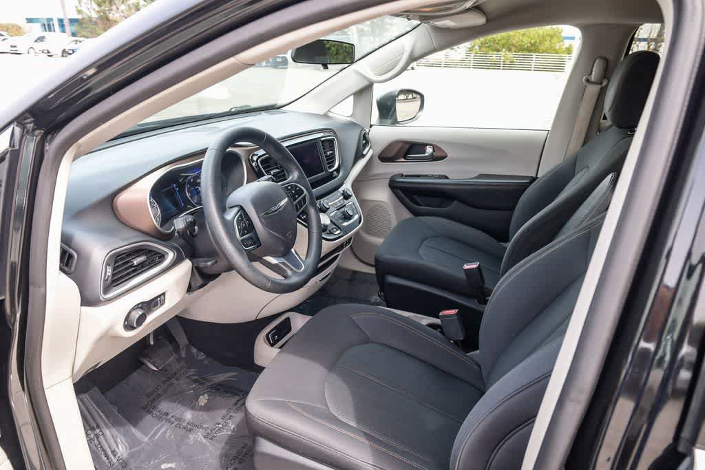 Used 2019 Chrysler Pacifica L FWD image 16