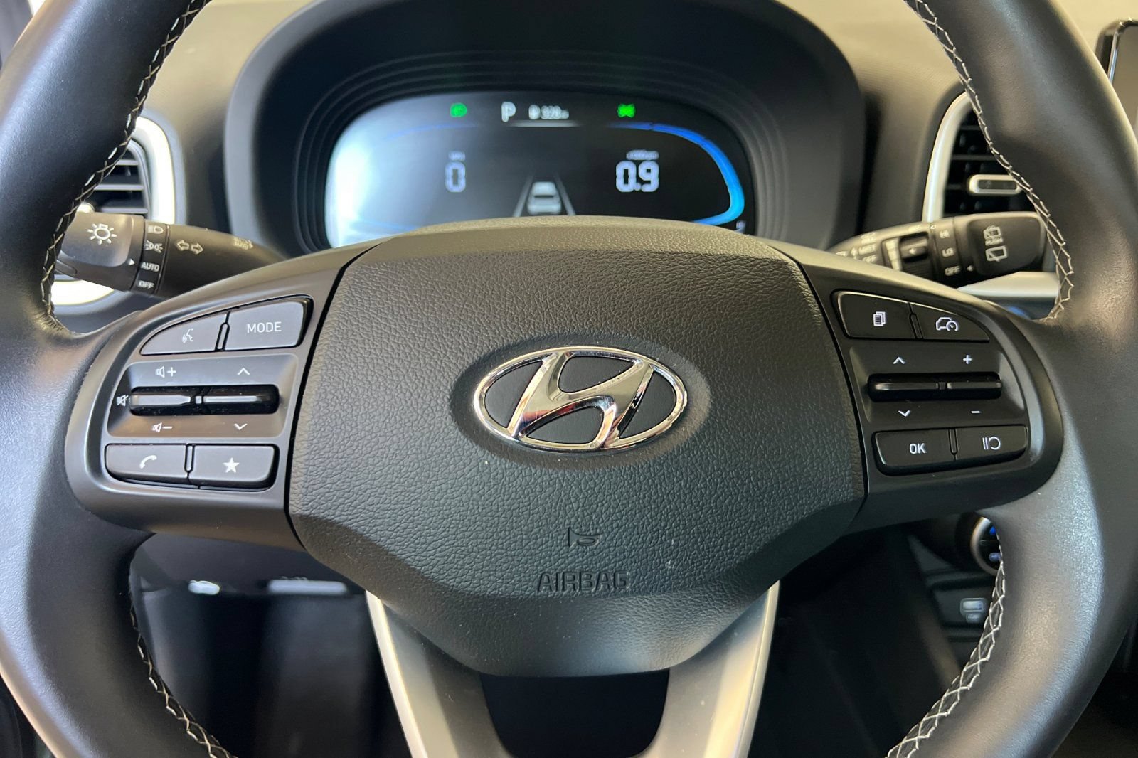 Used 2025 Hyundai Venue SEL FWD image 29