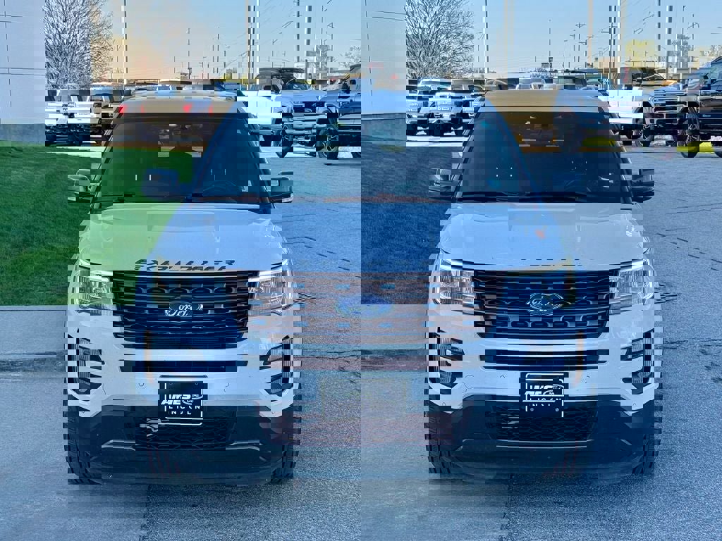 Used 2017 Ford Explorer XLT w/ Equipment Group 202A AWD/4WD image 8