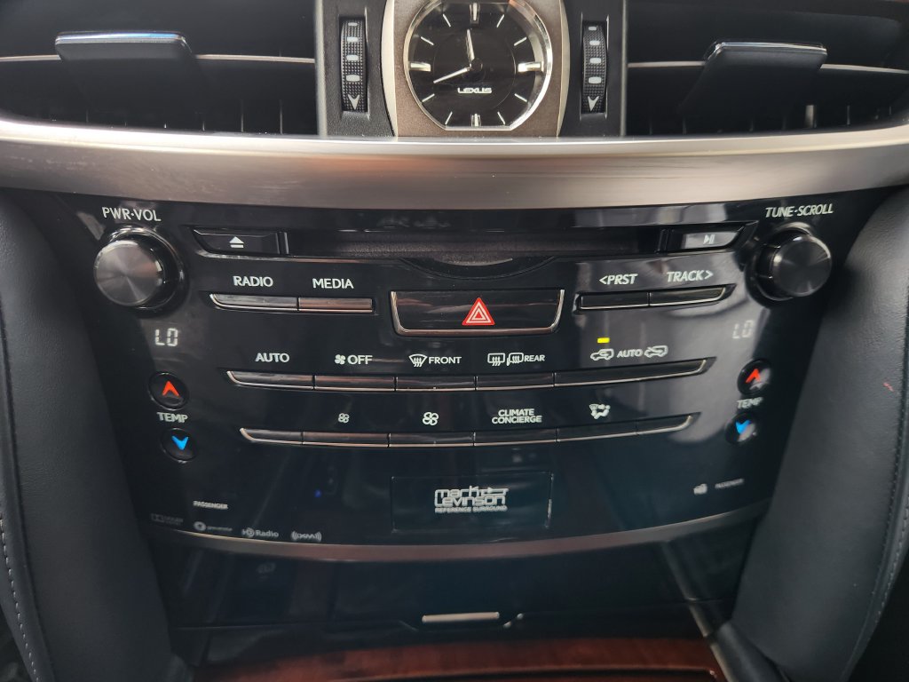 Used 2020 Lexus LX 570 4WD w/ 3rd Row & Luxury Pkg image 19