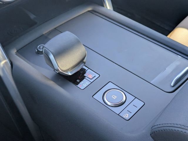 Used 2025 Land Rover Discovery Dynamic SE image 9