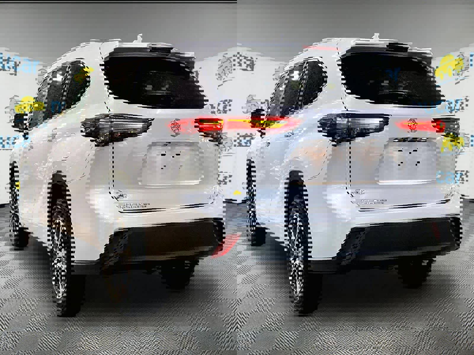 Used 2023 Toyota Highlander XLE image 4