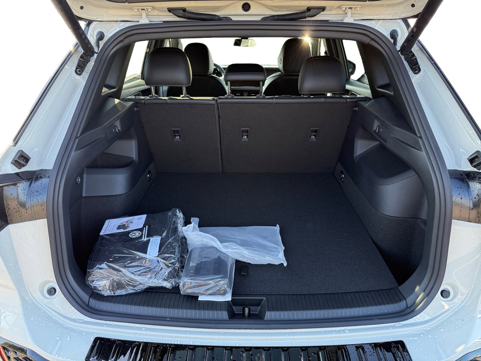 New 2026 Volkswagen Tiguan SE R-Line image 17