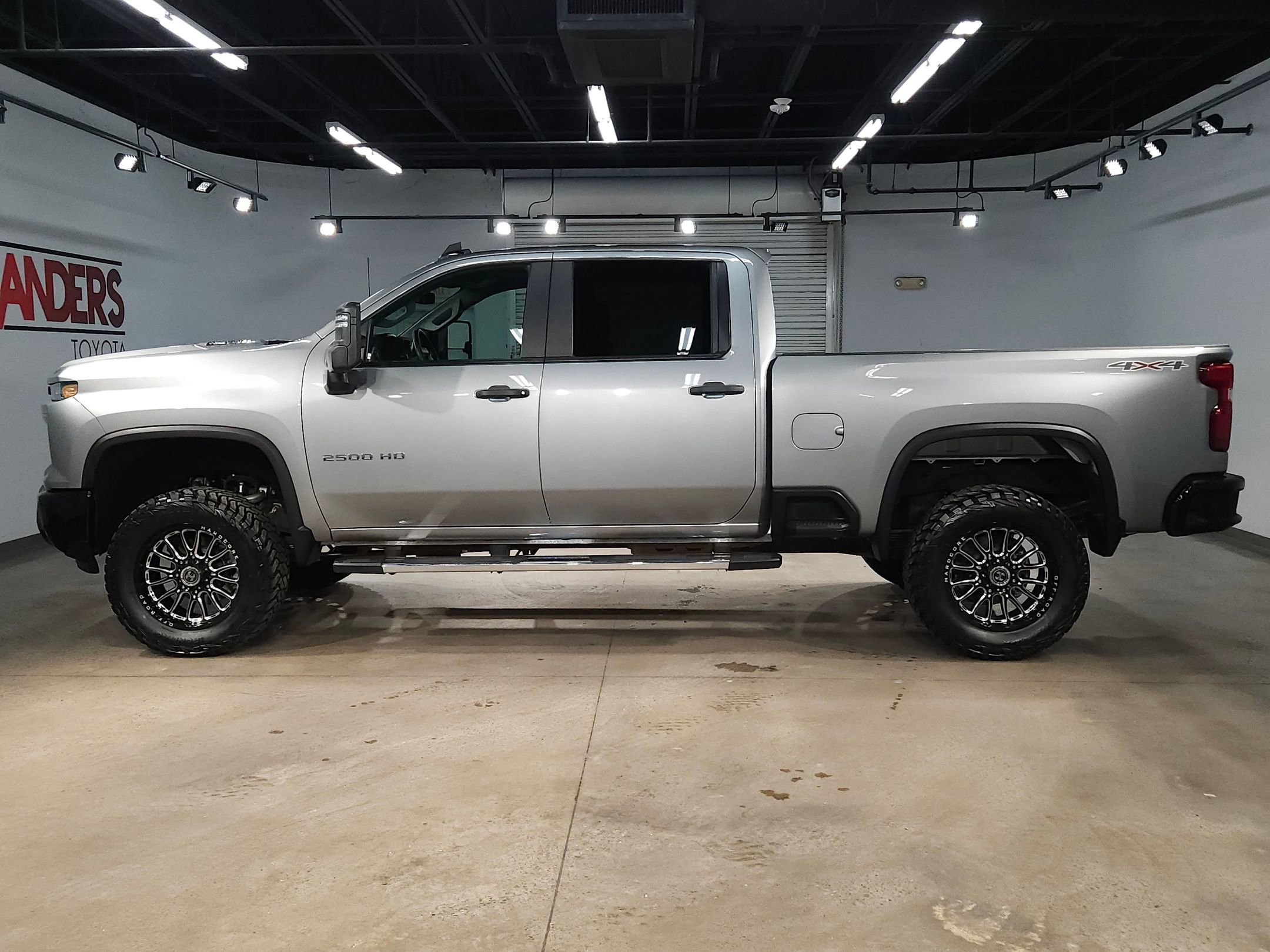 Used 2024 Chevrolet Silverado 2500 Custom w/ Custom Value Package image 4