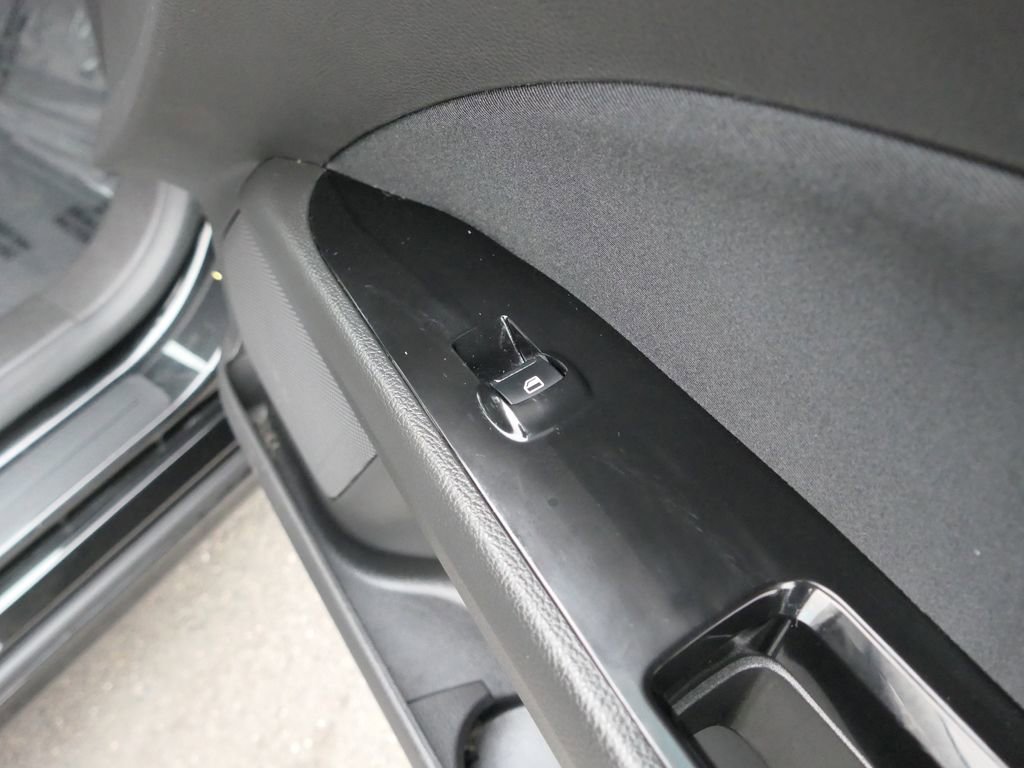 Used 2015 Ford Fusion SE w/ Equipment Group 201A image 27