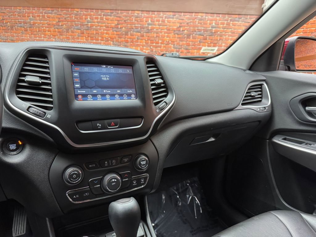 Used 2019 Jeep Cherokee Latitude Plus w/ Cold Weather Group AWD/4WD image 18