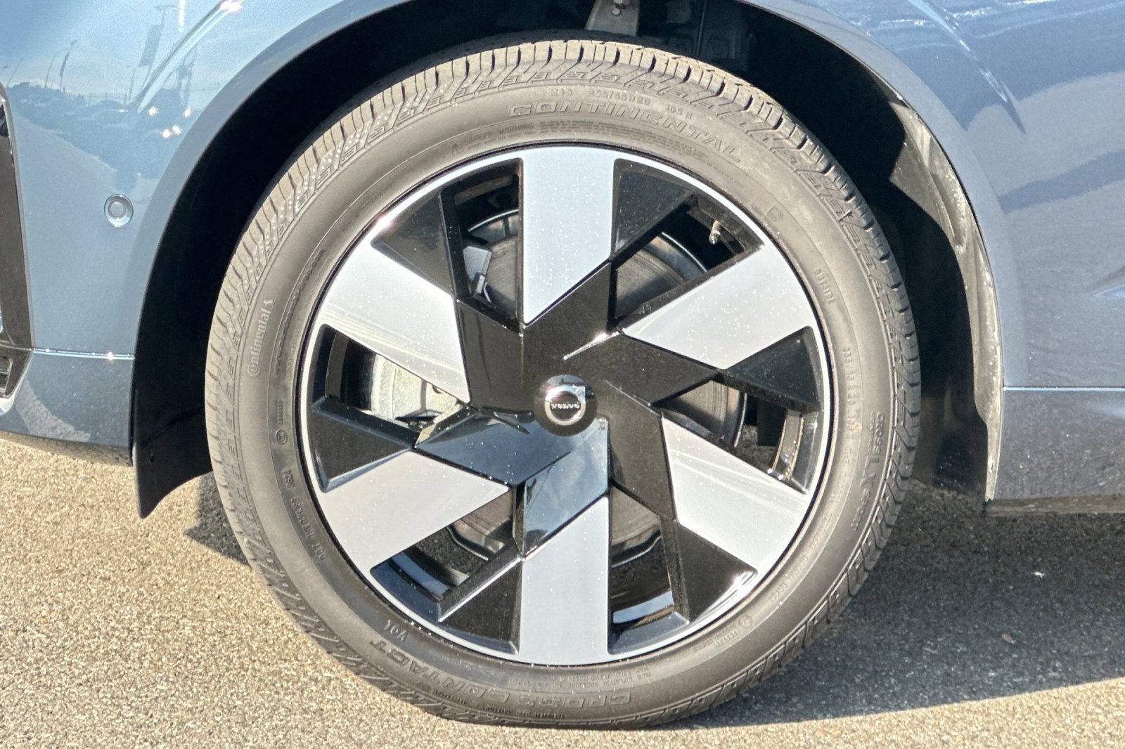 Certified 2025 Volvo XC60 T8 Plus w/ Protection Package Premier image 31