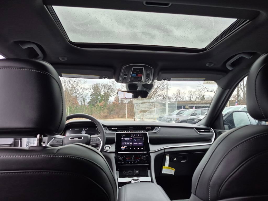 Used 2025 Jeep Grand Cherokee Altitude image 13