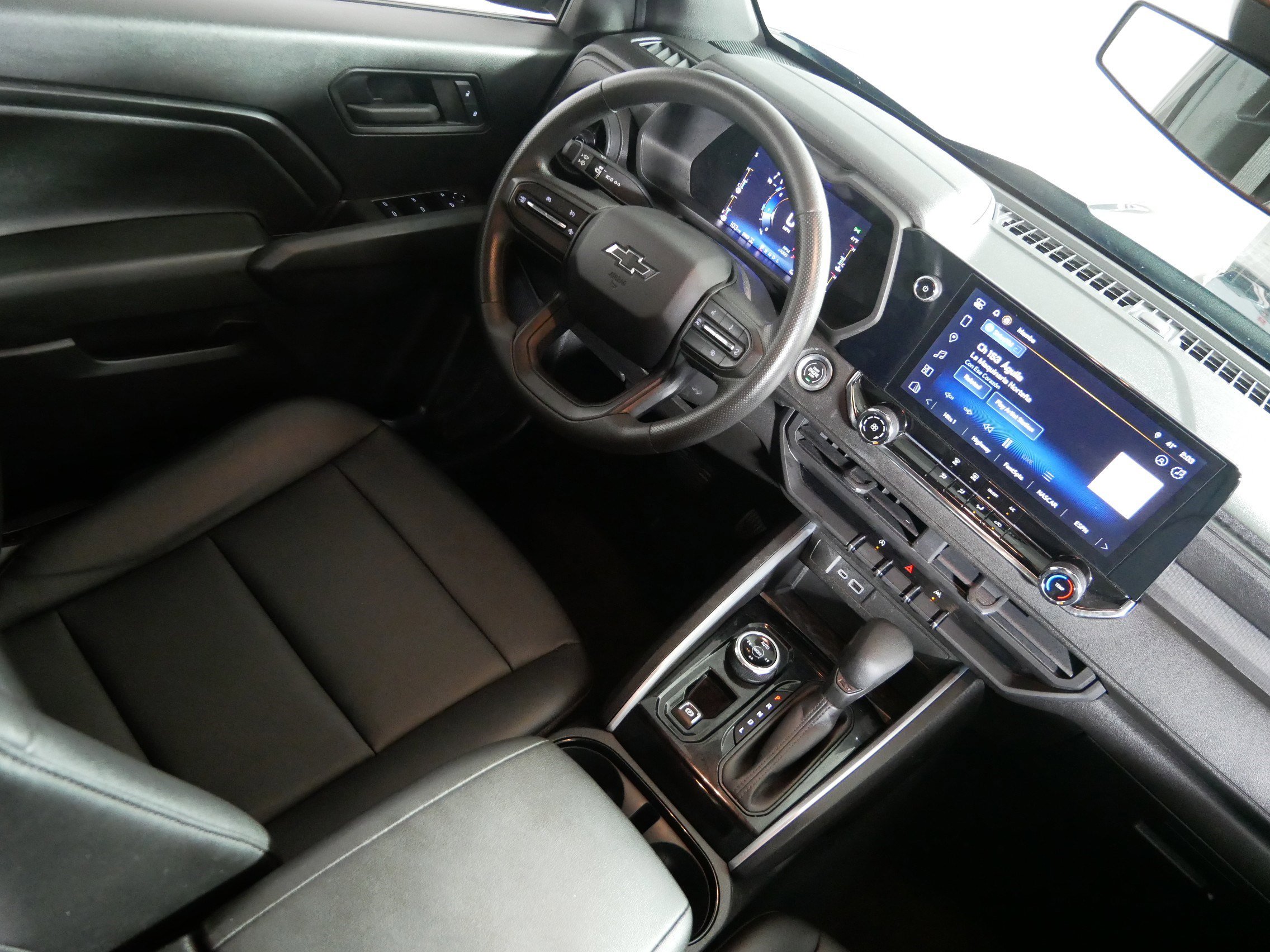 Used 2023 Chevrolet Colorado Trail Boss image 9