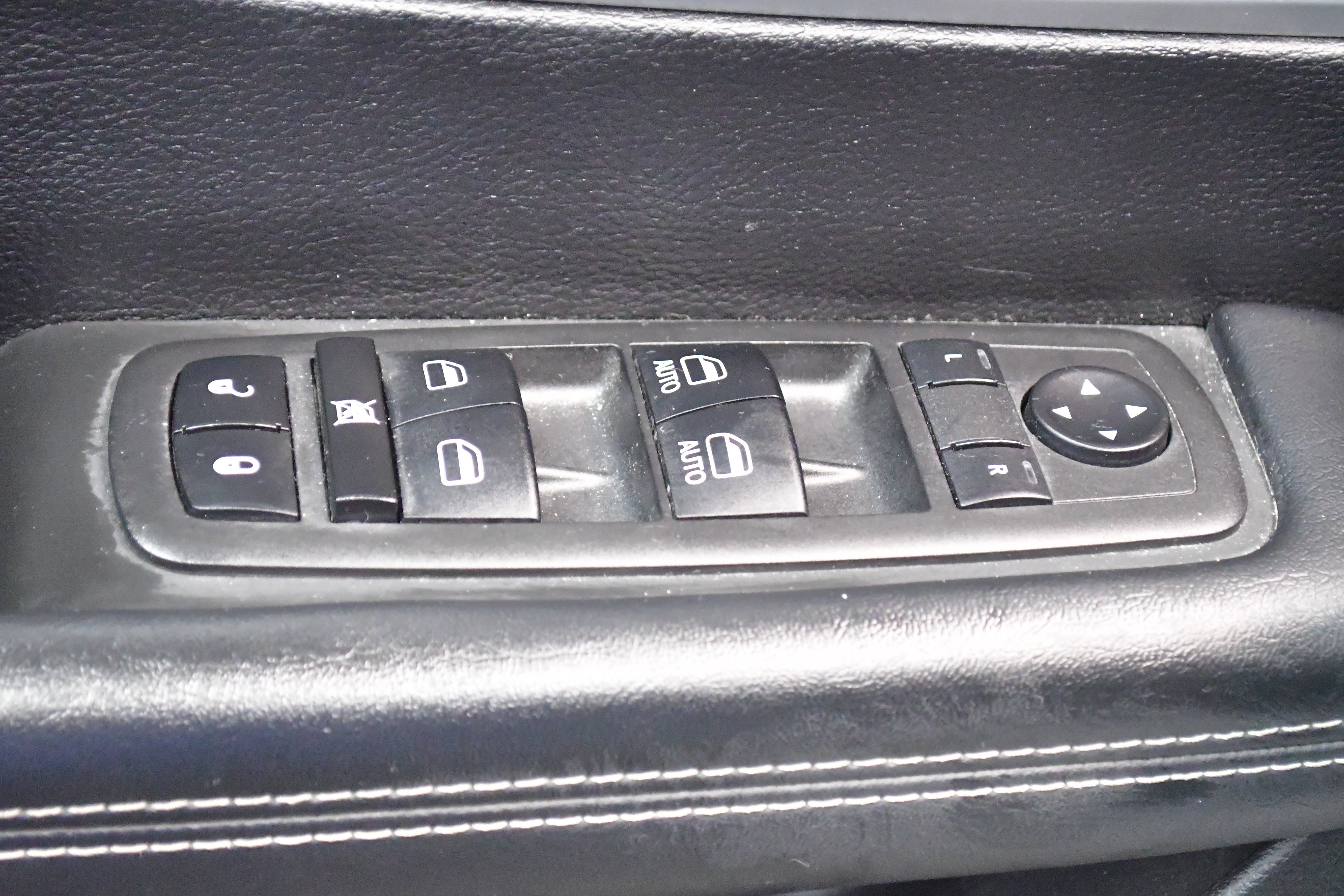 Used 2023 Chrysler Pacifica Touring FWD image 16