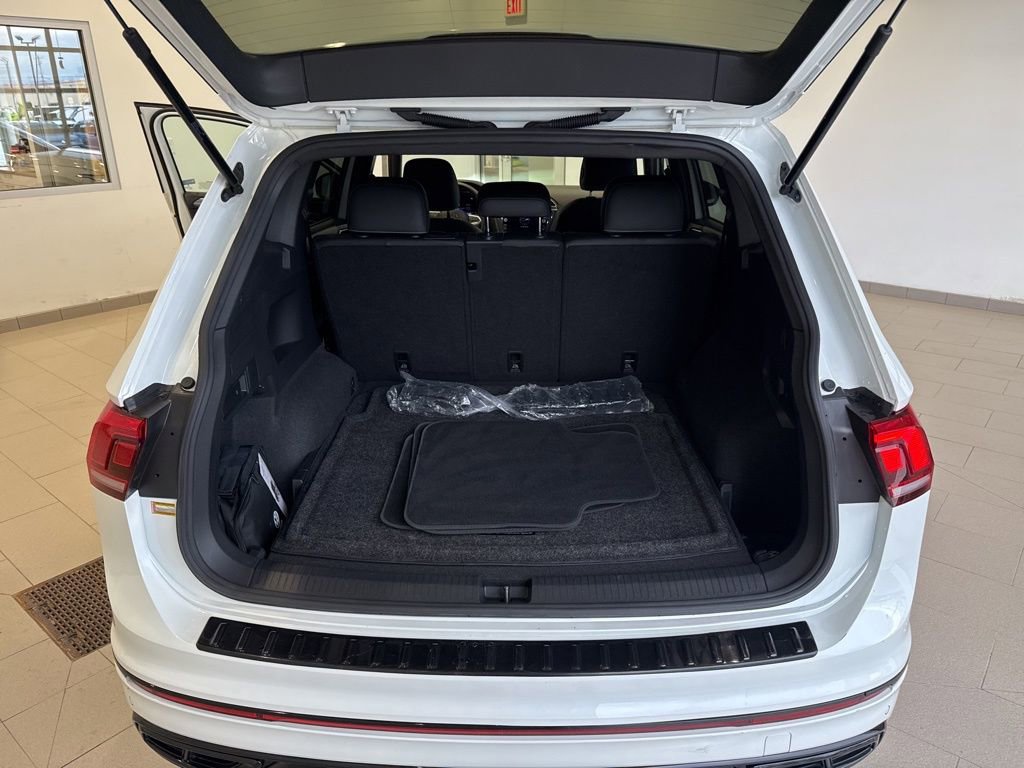 Used 2023 Volkswagen Tiguan SE R-Line image 18