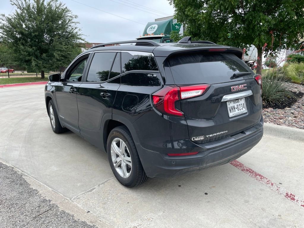 Used 2024 GMC Terrain SLE w/ Driver Convenience Package FWD image 2