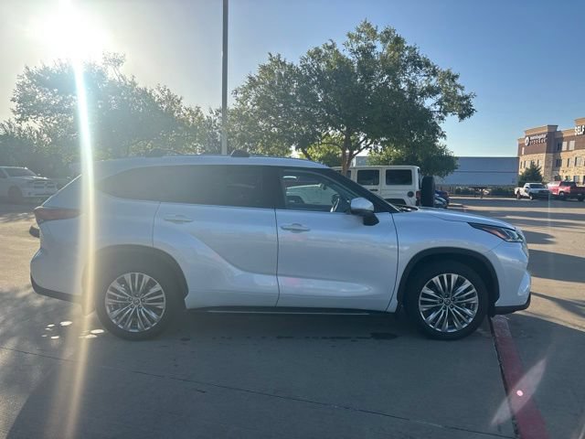 Used 2023 Toyota Highlander Platinum FWD image 4