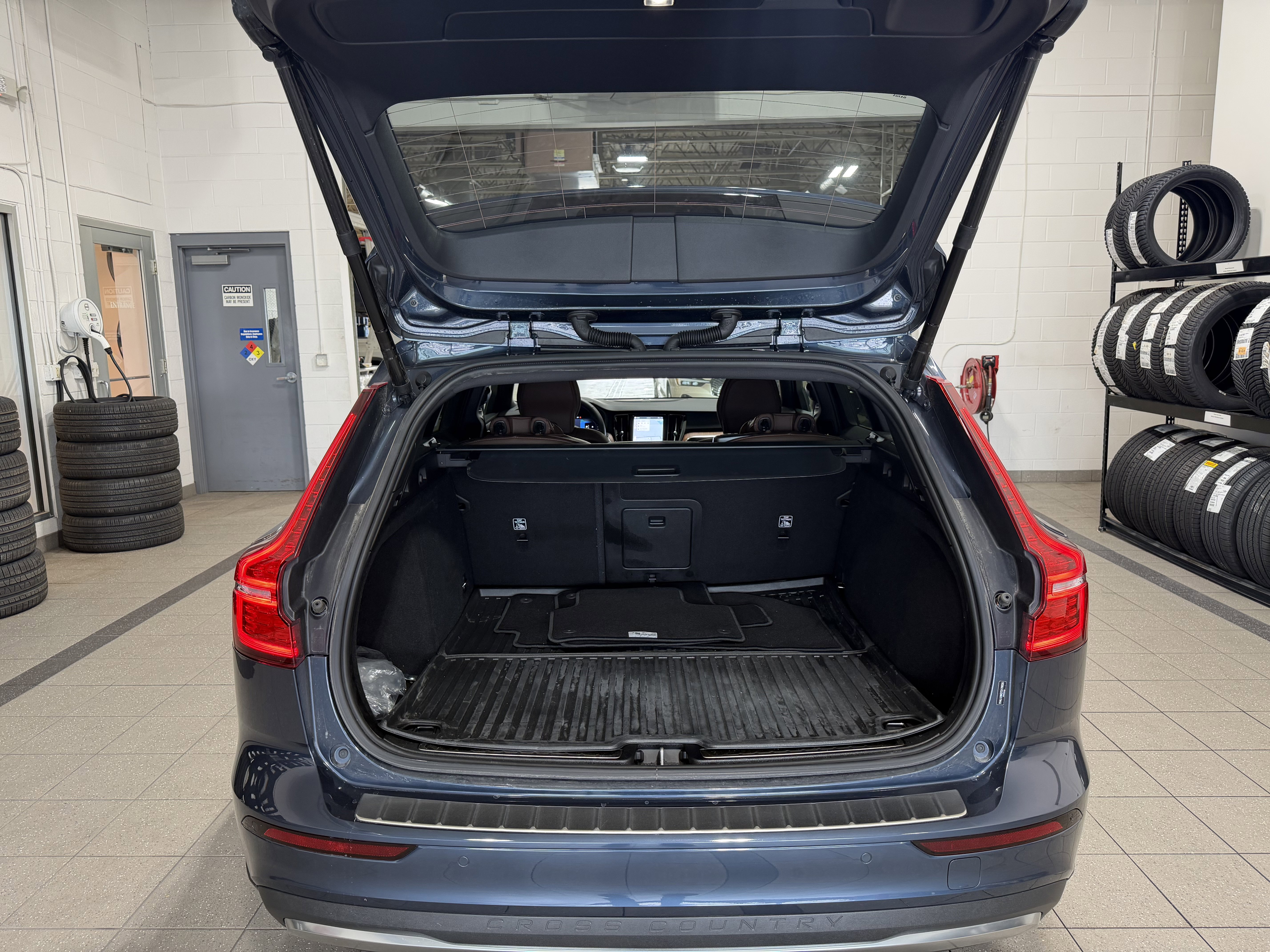 New 2026 Volvo V60 B5 Cross Country Plus w/ Climate Package AWD/4WD image 32