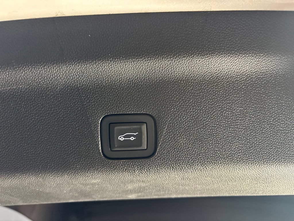 Used 2025 GMC Yukon Denali Ultimate w/ LPO, Floor Liner Package AWD/4WD image 6
