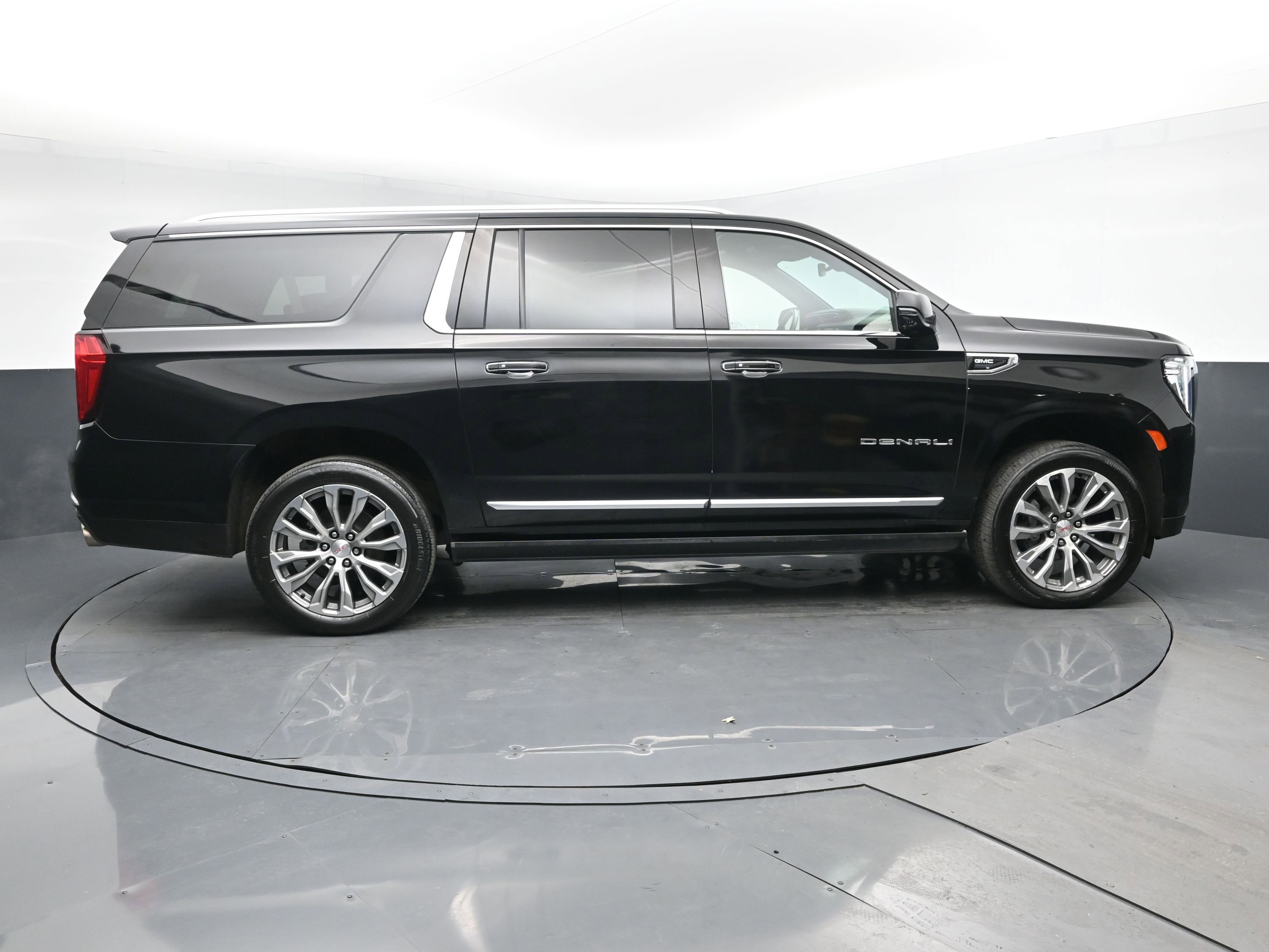 Used 2022 GMC Yukon XL Denali w/ Max Trailering Package image 3