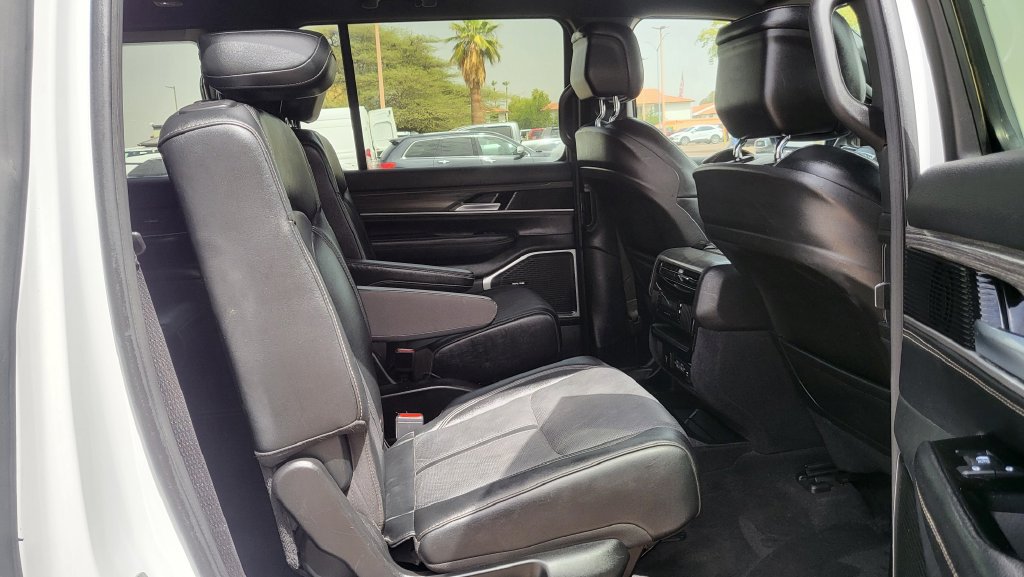 Used 2024 Jeep Wagoneer Series III AWD/4WD image 24