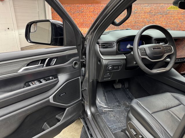 Used 2024 Jeep Wagoneer Series II w/ Flexible Seating Group image 9