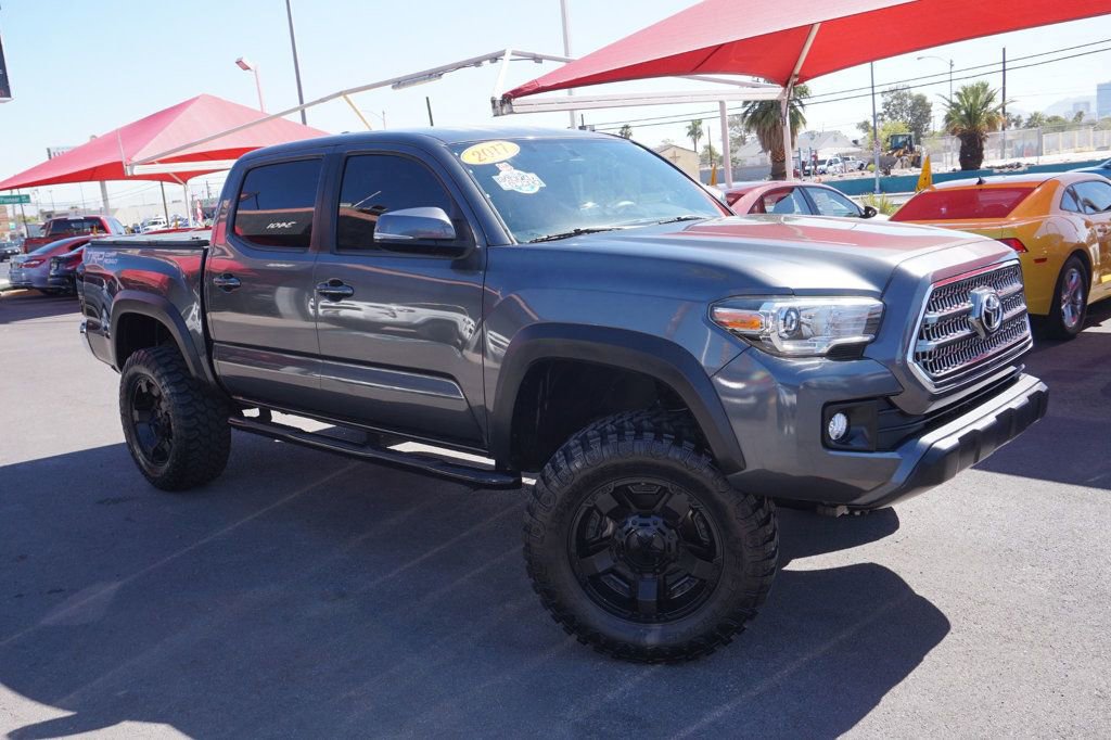 Used 2017 Toyota Tacoma TRD Off-Road image 2
