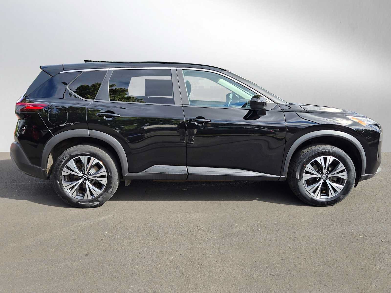 Used 2023 Nissan Rogue SV FWD image 2