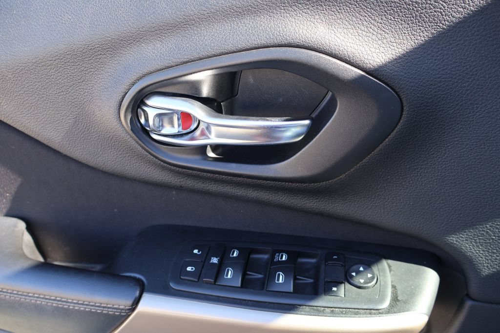 Used 2018 Jeep Cherokee Latitude FWD image 27