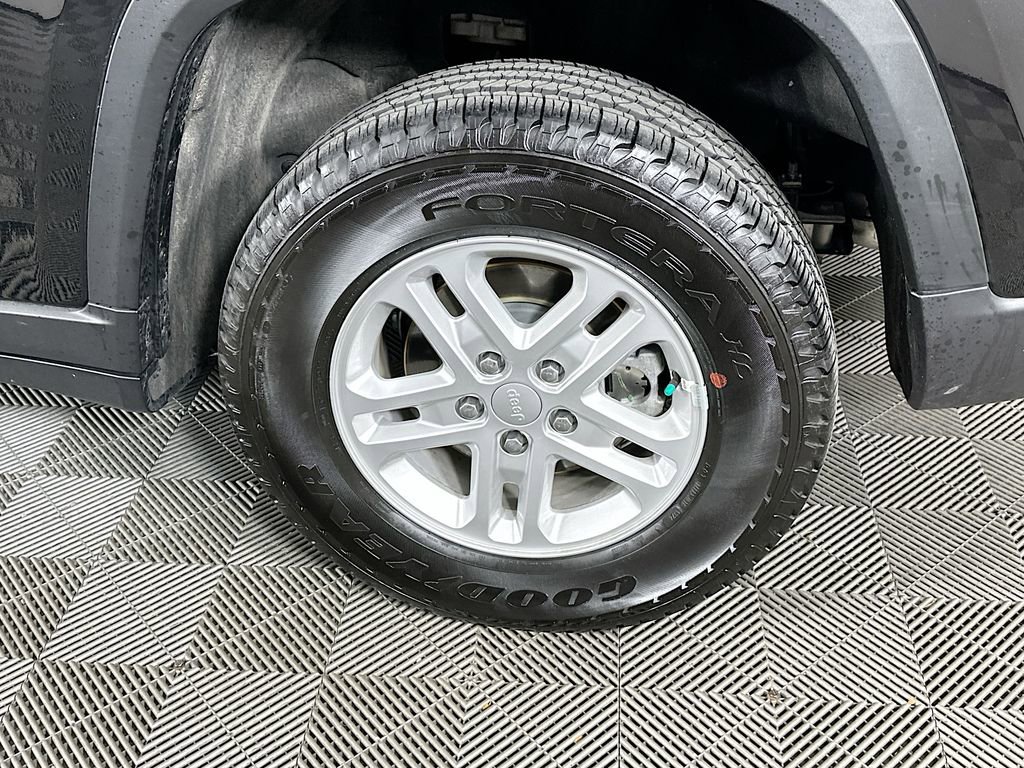 Certified 2024 Jeep Grand Cherokee Laredo w/ Luxury Tech Group I image 42