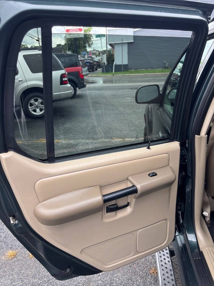 Used 2004 Ford Explorer Sport Trac XLT AWD/4WD image 12