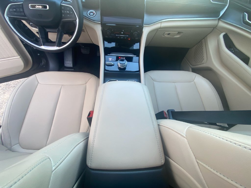 Used 2024 Jeep Grand Cherokee Limited AWD/4WD image 11