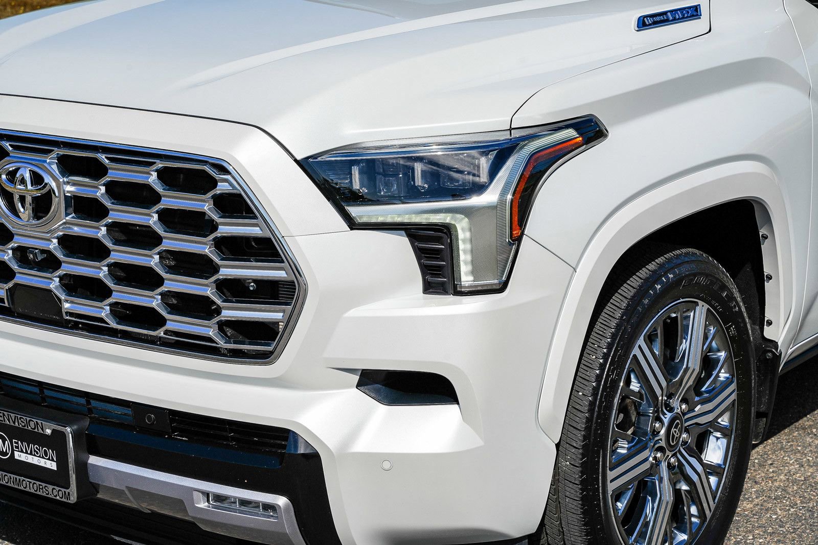 Used 2025 Toyota Sequoia Capstone AWD/4WD image 8