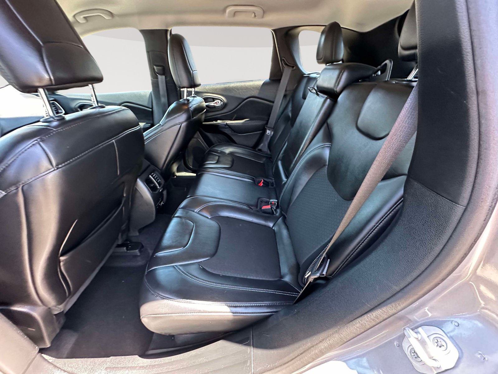 Used 2020 Jeep Cherokee Latitude Plus AWD/4WD image 27