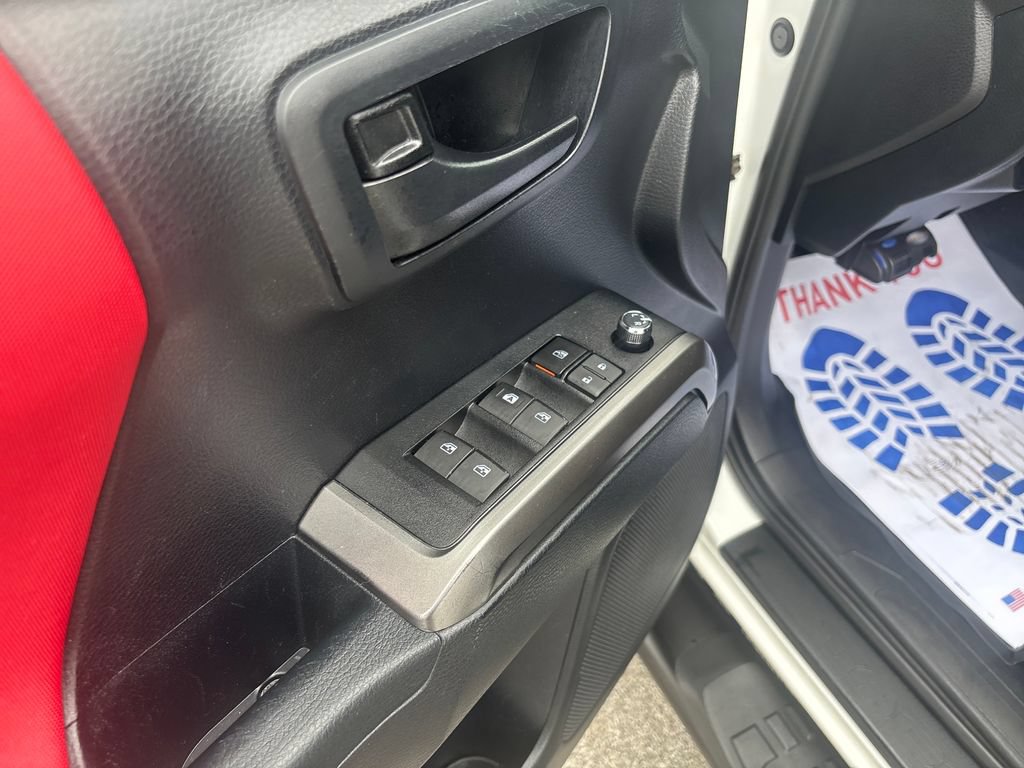 Used 2018 Toyota Tacoma SR5 AWD/4WD image 16