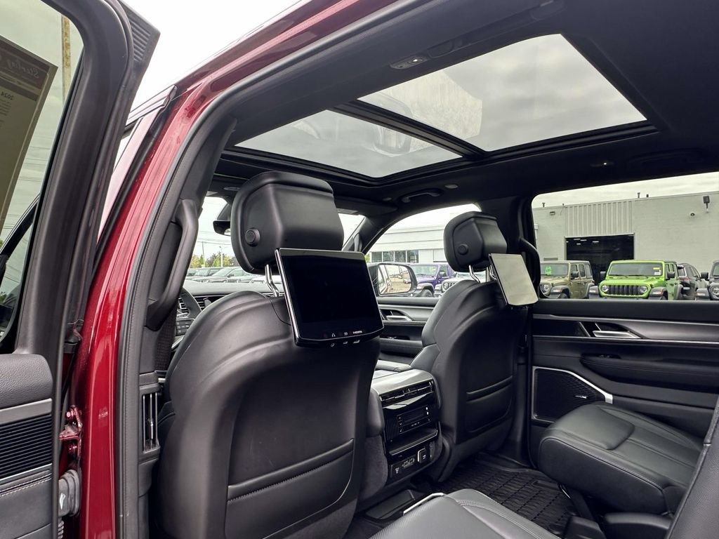 Used 2024 Jeep Wagoneer L Series II AWD/4WD image 17