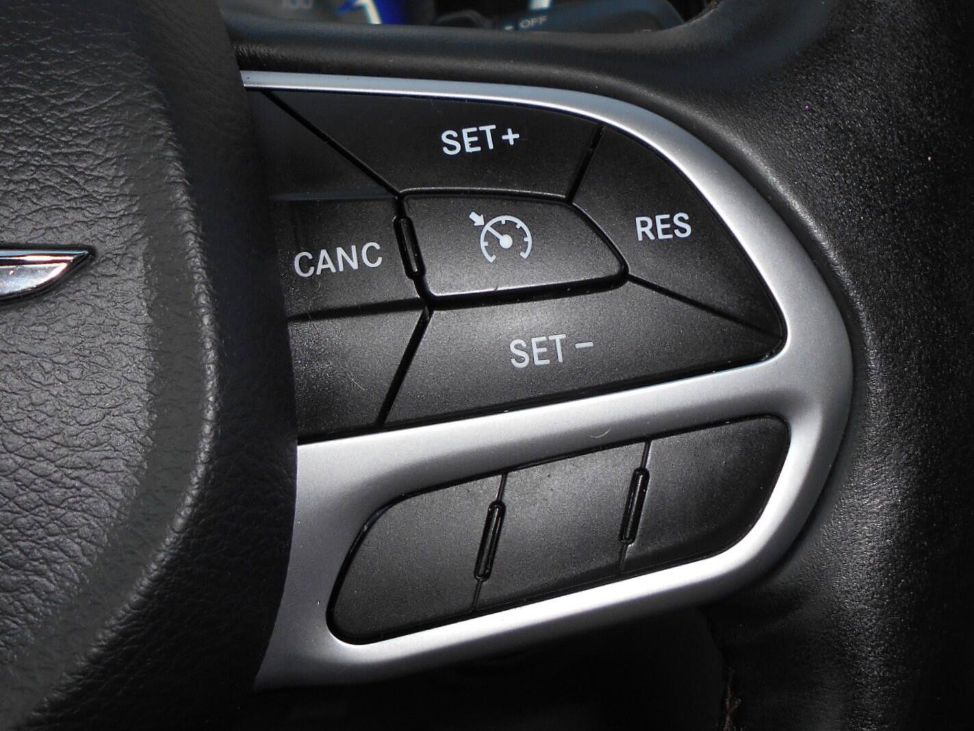 Used 2017 Chrysler Pacifica Touring-L Plus FWD image 16