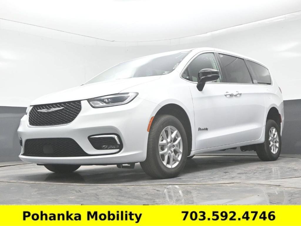 Used 2024 Chrysler Pacifica Touring-L image 14