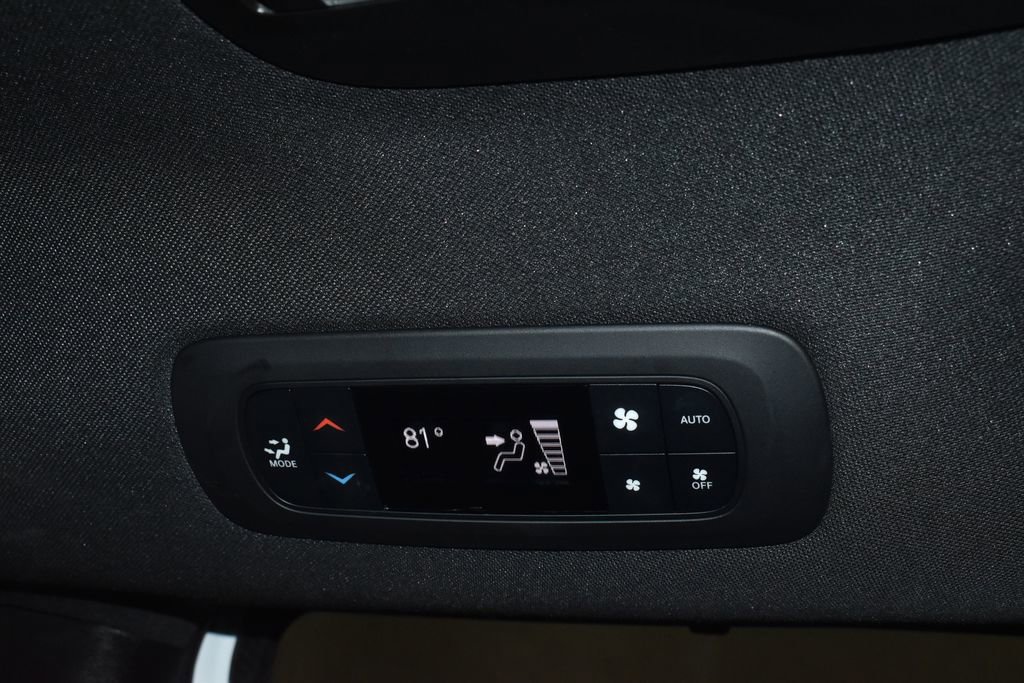 Used 2025 Chrysler Pacifica Select FWD image 34