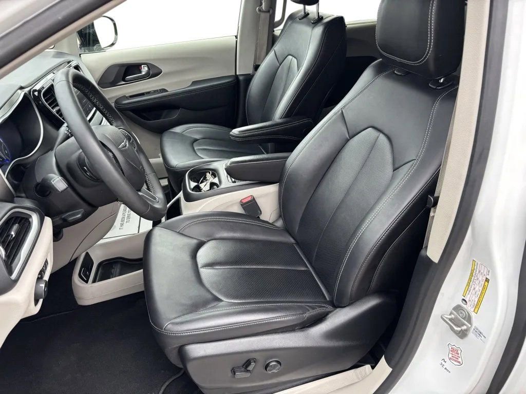 Used 2024 Chrysler Pacifica Touring-L image 21