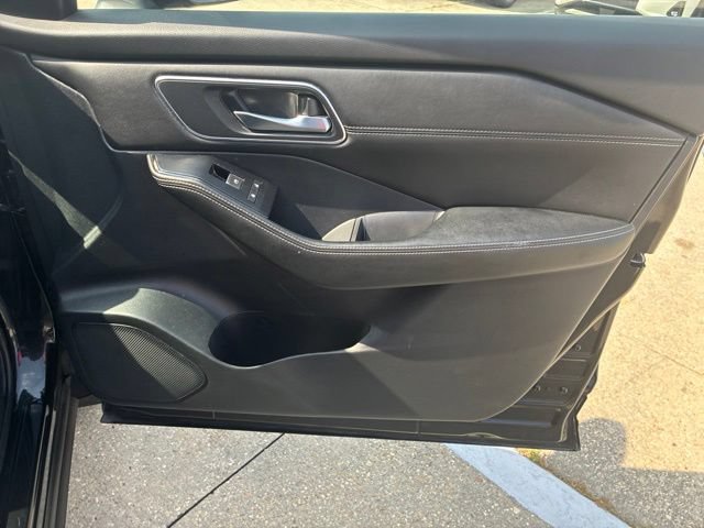 Used 2025 Nissan Rogue Platinum FWD image 13