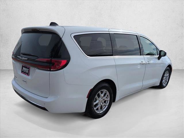 Used 2023 Chrysler Pacifica Touring-L FWD image 5